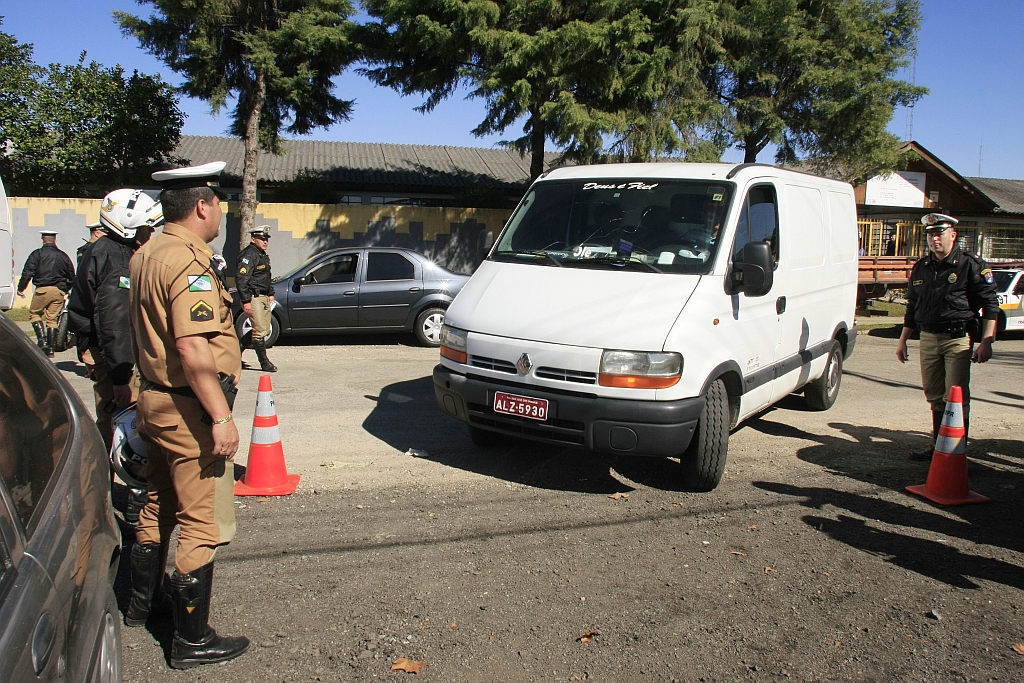 Observados por policiais à paisana, motoristas foram encaminhados ao centro de operações e tiveram os veículos apreendidos | Daniel Derevecki/Gazeta do Povo