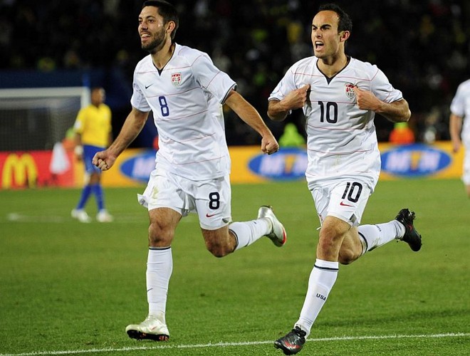 Dempsey (8) e Donovan (10) foram os autores dos gols dos Estados Unidos no primeiro tempo |