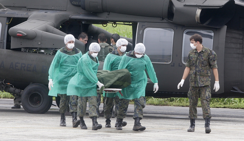 Primeiros corpos resgatados após a tragédia do voo 447 chegam a Fernando de Noronha transportados por um helicóptero Blackhawk | Bruno Domingos/Reuters