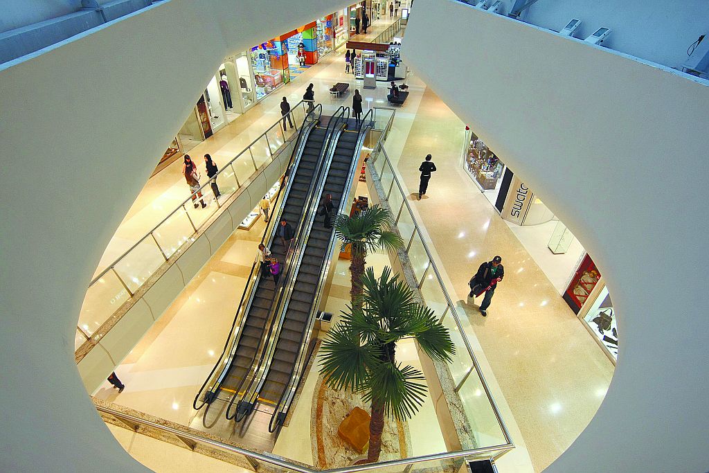 Não há chuva nem vento. As pessoas não cospem nem jogam tocos de cigarro no chão. Não há moscas. Não há cachorros. A vida sob o teto de um shopping é tranquila, segura e acolhedora.Paco Underhill, autor do livro A Magia dos Shoppings (Best Books) | Fotos: Albari Rosa/Gazeta do Povo