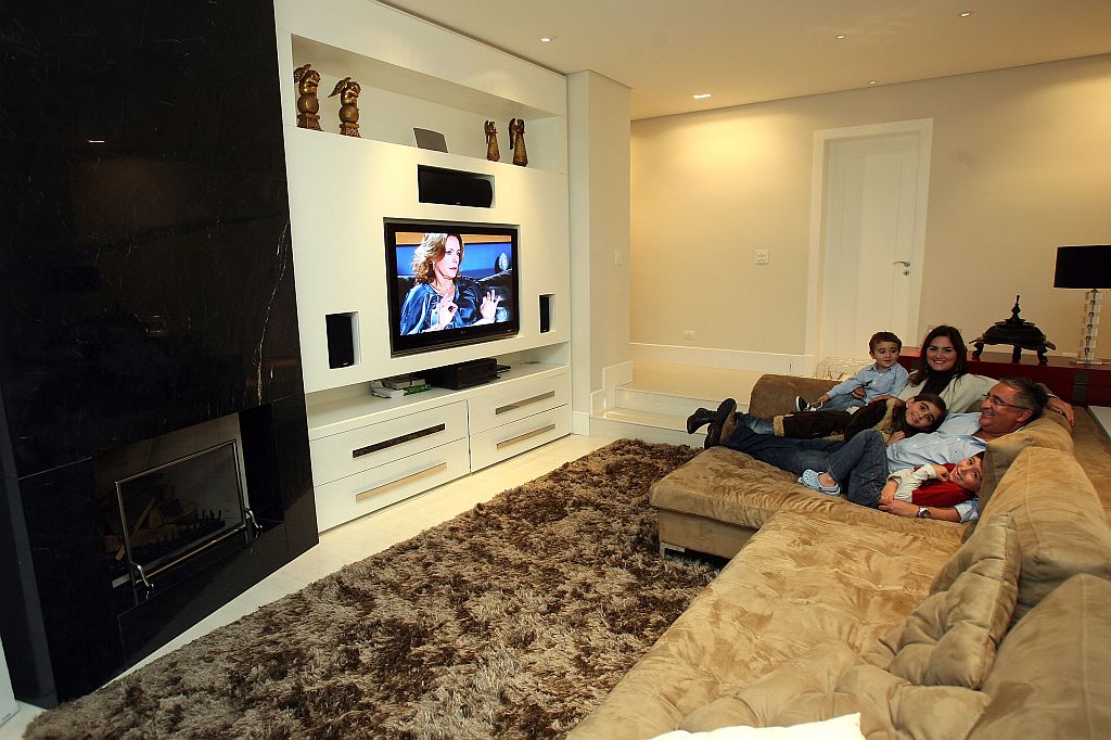 Waldomiro e Alessandra Favero desfrutam, junto dos filhos, de um inverno aquecido também na sala de tevê | Hedeson Alves/ Gazeta do Povo
