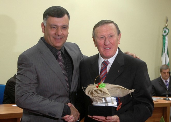 Prefeito da cidade de Canal San Bovo, na Itália, Luigi Zortea, que estava no voo 447, é cumprimentado pelo prefeito de Piraquara, Gabriel Samaha |