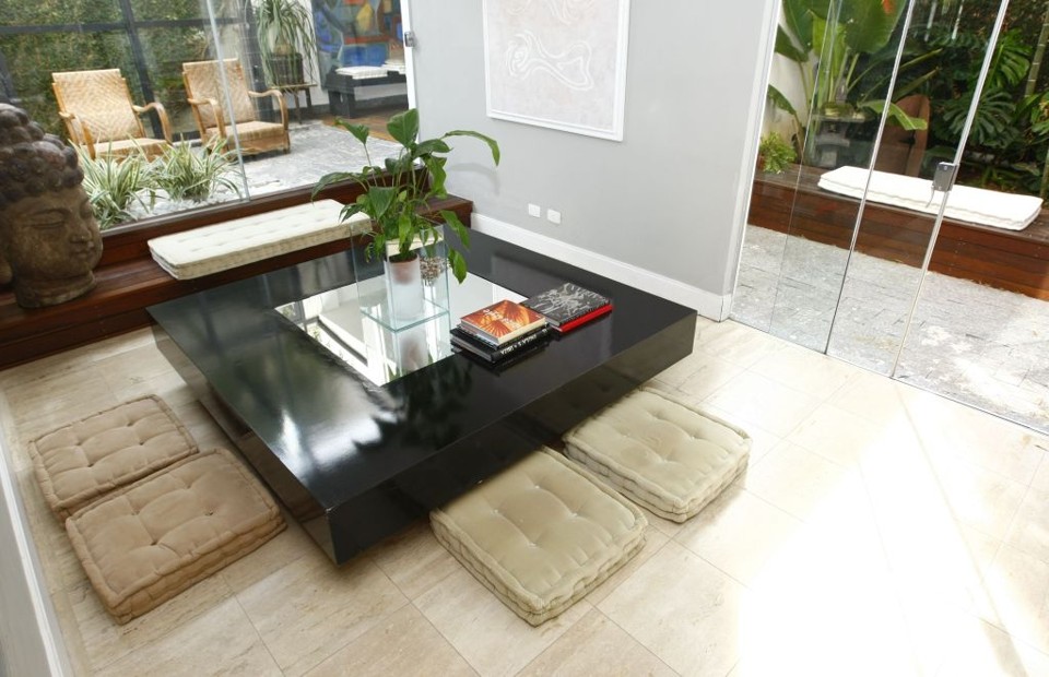 Almofadas em estilo futon servem de cadeiras para mesa de jantar. Na estofaria Estofart, cada unidade em brim custa R$ 162 com 50cm x 50cm e R$ 204 com 60 x 60cm | Aniele Nascimento/ Gazeta do Povo