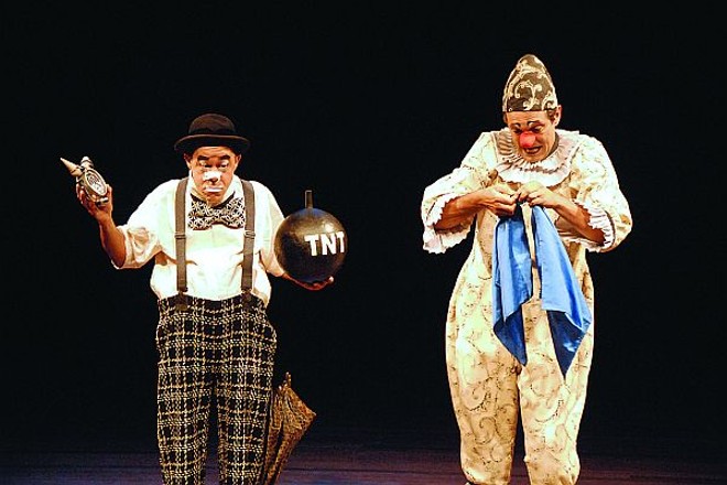 Os paulistas da Cia. La Mínima abrem o festival com palhaços em moldes tradicionais |