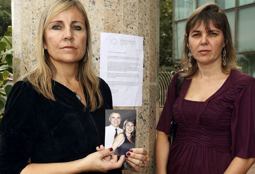 Luciane Siqueira com a foto do irmão morto em voo da Gol: história sem fim | Ari Versiani/AFP