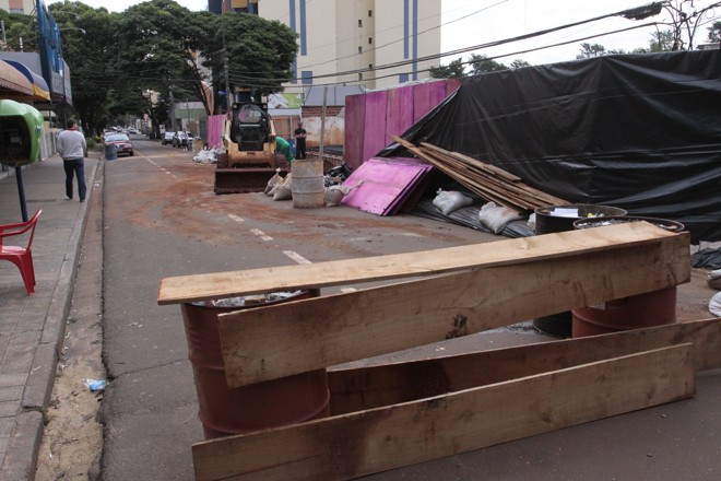 Os motoqueiros aproveitam as brechas para cortar caminho, pondo pedestres em perigo | 