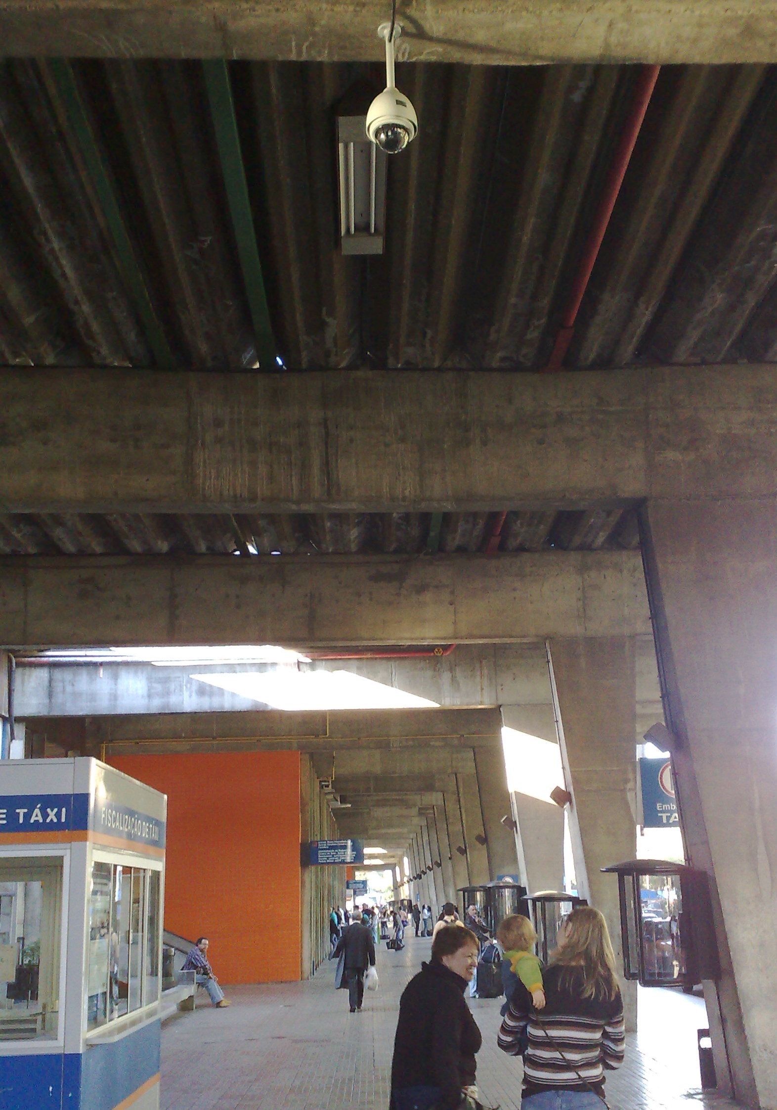 Câmera de segurança (no alto) grava as principais entradas da Rodoferroviária de Curitiba | João Varella / Gazeta do Povo