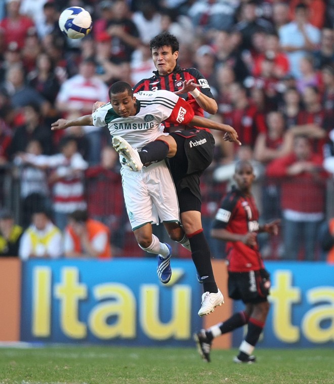 Rafael Santos foi um guerreiro em campo e preciso na marcação. Além disso, marcou o primeiro gol do Furacão, seu quarto no Brasileirão |