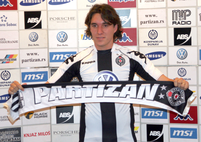 Cléo assume camisa 9 do time sérvio com a responsabilidade de levar o time a mais um título nacional | Divulgação / Partizan Belgrado