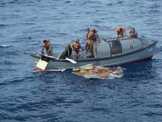 A Aeronáutica divulgou neste domingo mais fotos da operação de resgate ao Airbus | 