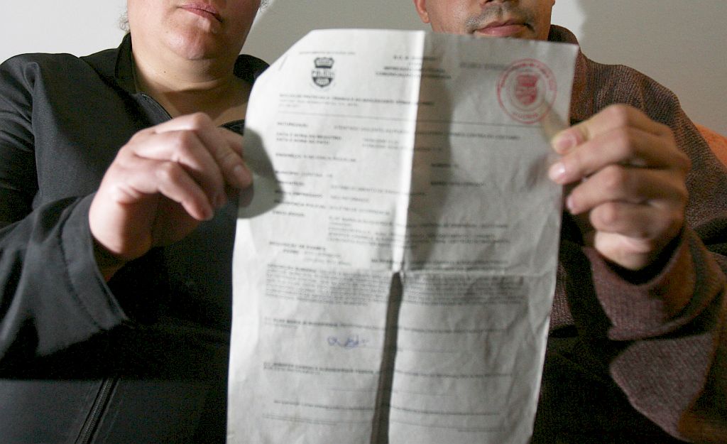 Pais mostram o Boletim de Ocorrência: revolta pelo comunicado somente após 15 dias do caso | Hedeson Alves/Gazeta do Povo