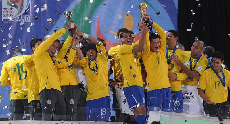 Jogadores brasileiros comemoram com a Taça da Copa das Confederações. Título veio após virada histórica sobre os Estados Unidos | François Xavier Marit/AFP