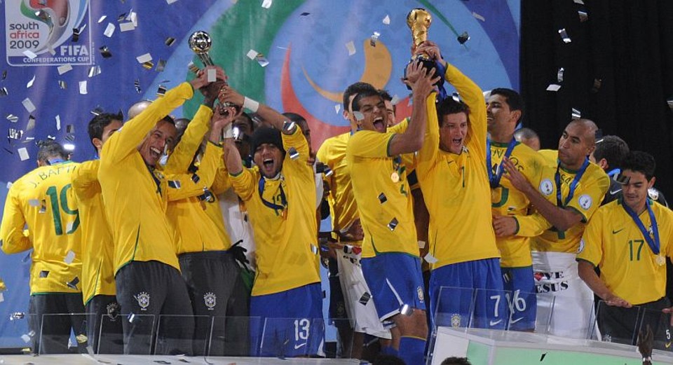 Jogadores brasileiros comemoram com a Taça da Copa das Confederações. Título veio após virada histórica sobre os Estados Unidos | François Xavier Marit/AFP
