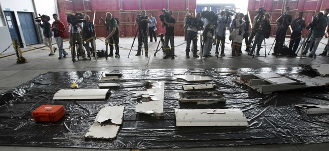 Destroços encontrados da aeronave foram posicionados sobre uma lona no hangar de uma base da Força Aérea Brasileira (FAB) no Recife | Stringer / Reuters