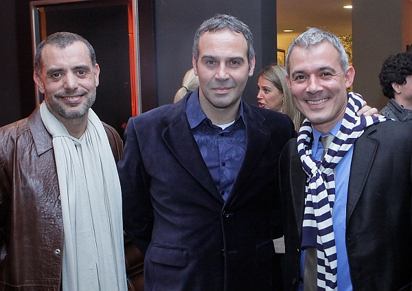 O arquiteto Maurício Pinheiro Lima e o designer de interiores Marcos Soares (ambos à esq.) marcaram presença no badalado coquetel promovido pela Vila Sierra nesta segunda-feira, na Rua Augusto Stresser. Os convidados foram recebidos pelos sócios da loja, Marcia Almeida e Paulo Peruzzo (na foto, à dir.) | Naideron Jr.