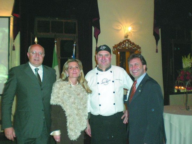 O restaurateur Bruno Draghi (à dir.), do Armazém Italiano, foi escolhido para servir o jantar na festa em comemoração à Data Nacional da Itália, no Palácio Garibaldi. Na foto, o cônsul Riccardo Battisti, que se despediu do cargo, e a consulesa Clelia Mangiola Battisti, e o chef Pedro Calacans |