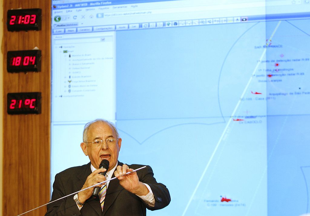 Ministro da Defesa Nelson concede entrevista coletiva sobre as buscas do Airbus: "Não foram encontrados corpos e sobreviventes. Não há dúvida nenhuma que a situação de queda é neste local" | Jamil Bittar / Reuters