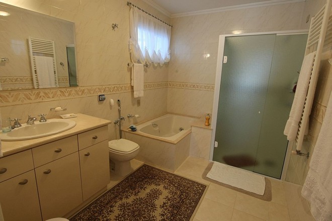 Banheiro grande, com piso antiderrapante ... | 