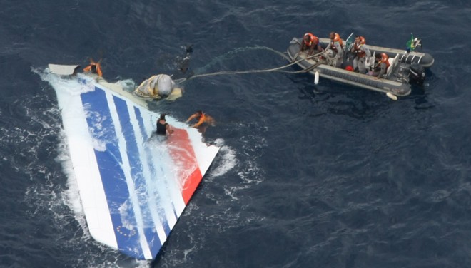 Peça do Airbus encontrada no oceano pela FAB e pela Marinha; imagem foi divulgada nesta segunda-feira (8) junto com a retificação do número de corpos achados |