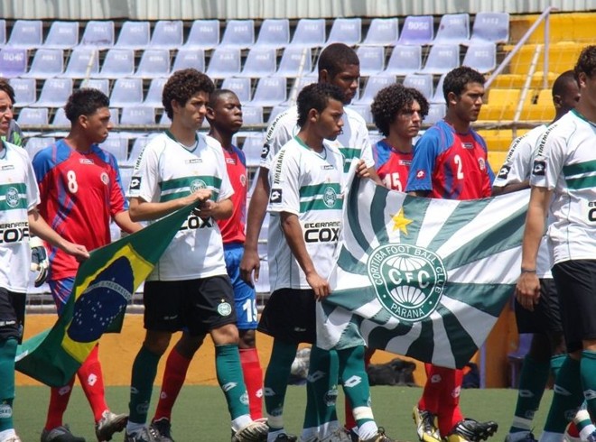 Jogadores do Coritiba pouco antes do jogo contra a seleção da Costa Rica. O Coxa venceu por 2 a 0 e se garantiu na semifinal |