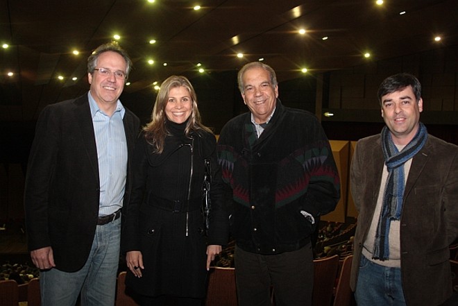 Rogério Mainardes, diretor de marketing do Grupo Positivo, Milena Seabra, diretora de marketing corporativo da RPC, o presidente do Grupo Positivo, Oriovisto Guimarães, e Marcelo Franco, diretor-geral do ExpoUnimed Curitiba, no concerto da London Festival Orchestra, realizado no último domingo, no Teatro Positivo  Grande Auditório. A apresentação foi promovida pelos grupos RPC e Positivo | 