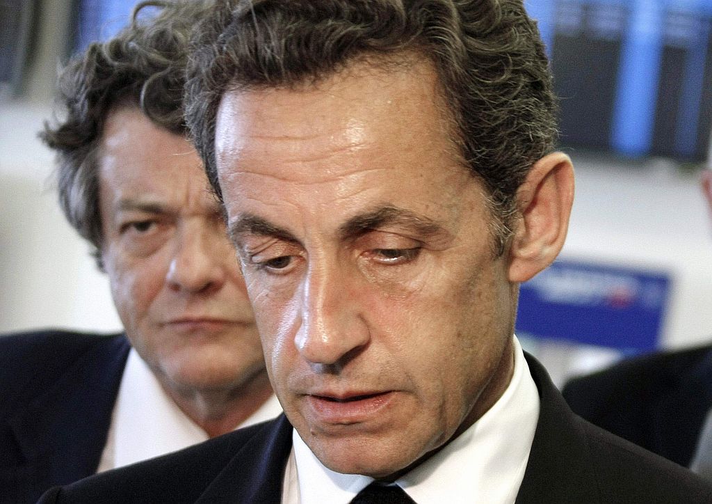 Presidente francês Nicolas Sarkozy (dir.) e o ministro dos Transportes Jean-Louis Borloo falam com jornalistas no aeroporto Charles de Gaulle | Guillaume Baptiste / Reuters