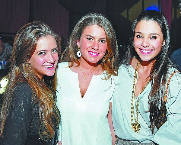 As amigas Maria Eugênia Santaela (esq.), Rafaella Omeire e Bruna Garcia, na festa Bazaar House Party, realizada no Café de La Musique na última quinta-feira pelo promoter da casa Marquinhos Slaviero, em parceria com a Bazaar Fashion | Gerson Lima