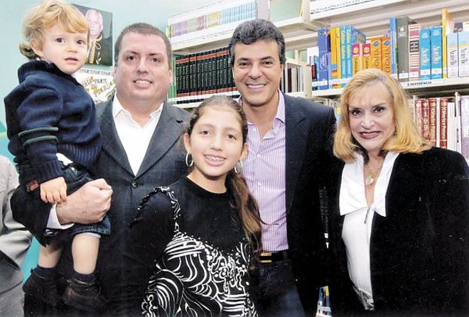 Homenagem a Tulio Vargas - Na inauguração da biblioteca que leva o nome do escritor, na Escola D. Manuel da Silveira DElboux, a família fez questão de homenagear o saudoso Túlio, com destaque para o pronunciamento da pequena neta Sabrina, na foto ao lado da avó Lylian Vargas, do pai Marco Tulio e do irmão Tulio Neto, sendo parabenizados pelo prefeito Beto Richa |