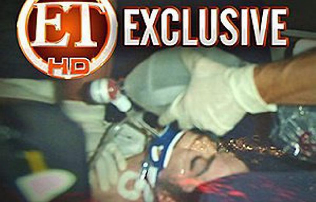 Michael Jackson sendo levado de ambulância ao hospital, na última quinta-feira | Reprodução / Entertainment Tonight