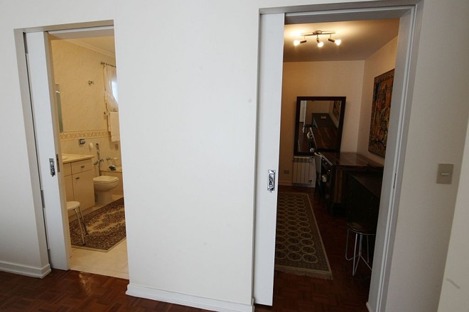 Portas de correr foram incluídas no projeto da Casteval, em uma casa para portadora de deficiência física | 