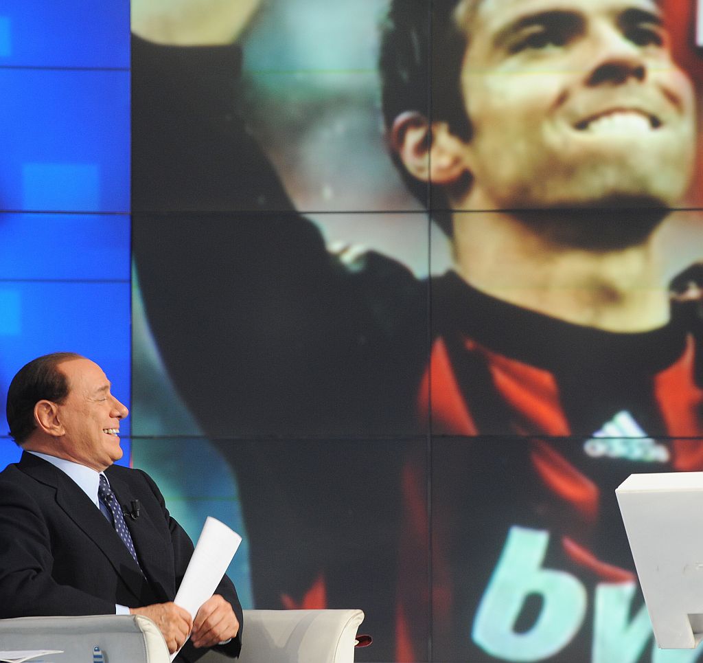 O presidente do Milan e primeiro-ministro italiano, Silvio Berlusconi, durante programa na RAI, a tevê estatal do país europeu: clube rubro-negro vai receber 65 milhões de euros pela venda de Kaká ao Real Madrid, na segunda maior transferência do futebol mundial | Tiziana Fabi /AFP