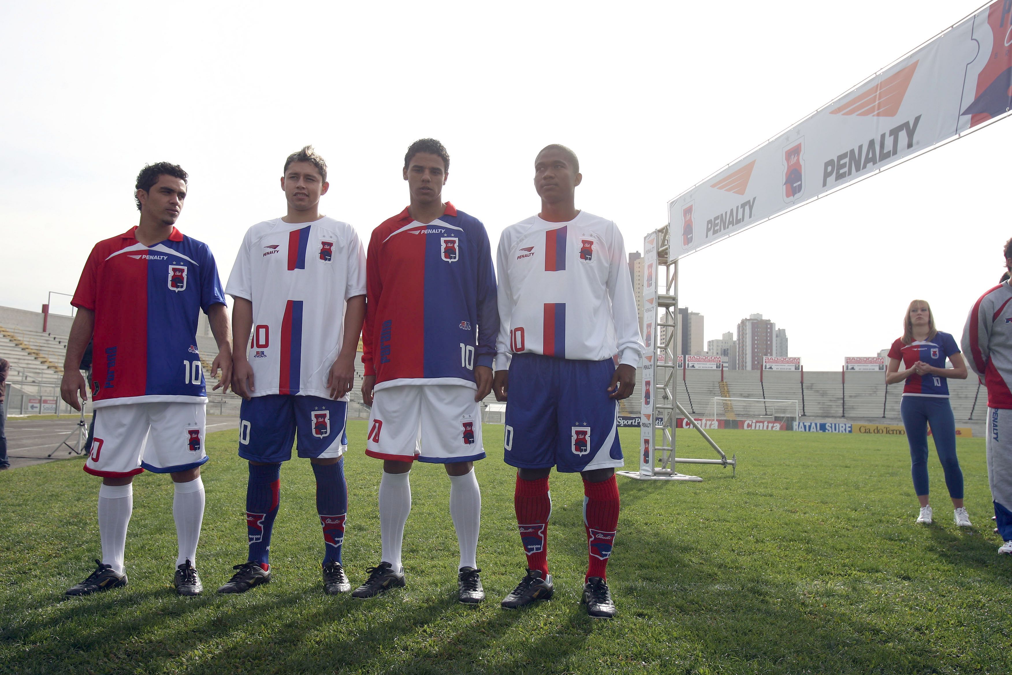 Jogadores tricolores posaram pela primeira vez com o novo uniforme do time para a temporada 2009 | Priscila Forone / Gazeta do Povo