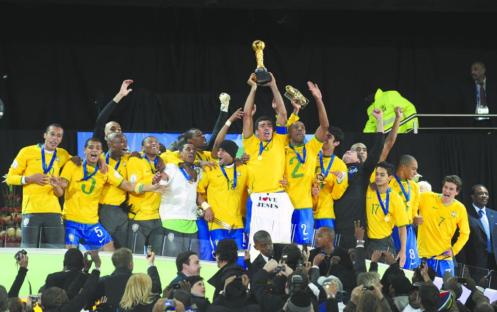 Que a cena se repita em 2010: seleção brasileira representada pelo capitão Lúcio levanta a taça de campeão da Copa das Confederações 2009 | Pierre Philippe Marcou/ AFP