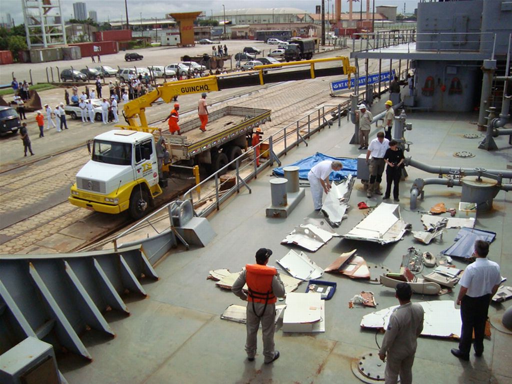 Destroços recolhidos do Airbus no convés do Navio-Tanque Almirante "Gastão Motta" | Divulgação / FAB