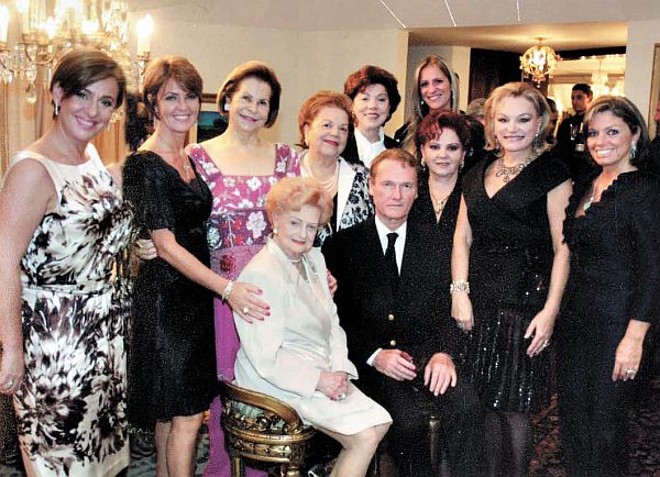 Jantar elegante - O casal Florlinda e Nadim Andraus, com seu habitual savoir vivre, homenageou o príncipe Sixty Henri de Bourbon Parme, com elegante jantar em sua residência, por ocasião de sua visita a Curitiba, para o lançamento do livro de Maria Inês Borges da Silveira. O jantar, assinado por César Monteiro, estava impecável, assim como todos os detalhes da recepção. Na foto, o príncipe, ao lado da jornalista e atrás a anfitriã, ladeada pelas senhoras Cláudia Vieira Villela, Fernanda Vieira Richa, Iara Maron, Vera do Amaral Lupion, Gislene Macedo, Maria Inês Borges da Silveira e Rossana Lazzarotto de Oliveira |