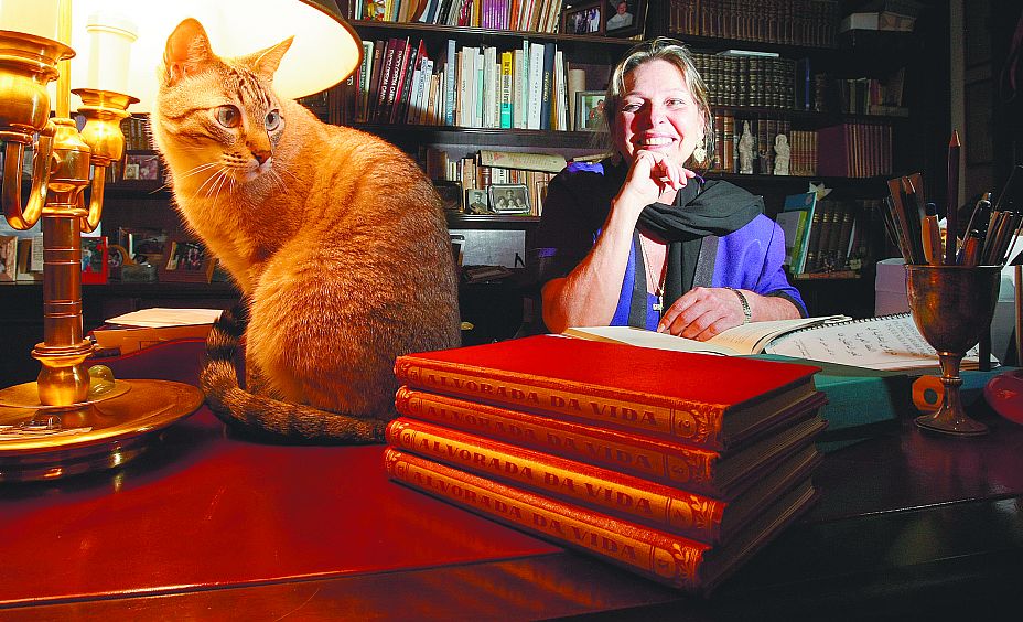Vera Vidal e seu gato Stefan: uma biblioteca pode abrigar muito mais do que livros | Jonathan Campos/Gazeta do Povo