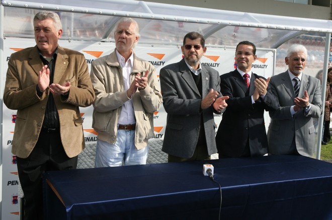 Toda a cúpula paranista esteve presente na apresentação, prestigiando a segunda geração de uniformes confeccionados pela Penalty para o clube |