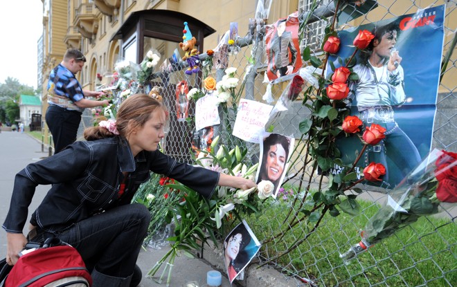 Fãs russos deixam flores em memória de Michael Jackson em frente à embaixada dos Estados Unidos em Moscou |