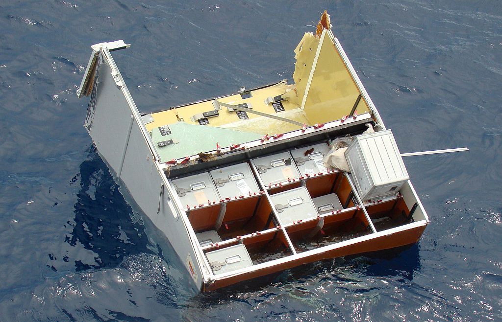 Peça do Airbus encontrada pelas equipes de resgate da Marinha brasileira: provavelmente parte do local onde se guardam as refeições | Marinha do Brasil