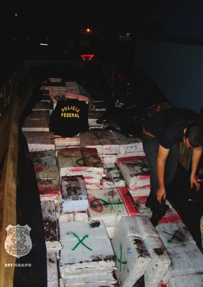 Maconha estava escondida em meio a carga de madeira | 