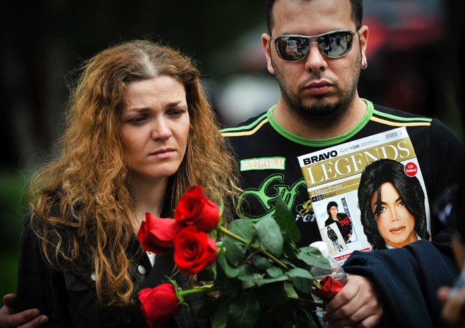 Fãs fazem homenagem ao rei do pop Michael Jackson nesta sexta-feira (26) na Bulgária |