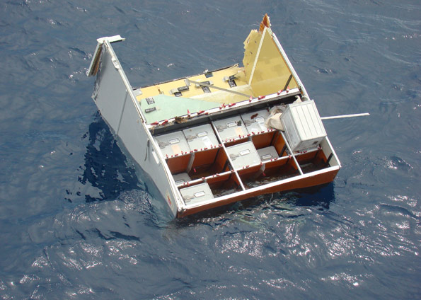 Peça do Airbus da Air France, recolhida pela Marinha brasileira. A imagem foi divulgada nesta quarta-feira (17). A área de buscas, definida diariamente por estudos de correntes marítimas e ventos, chegou a mais de 19 quilômetros quadrados na terça-feira (16) | divulgação FAB