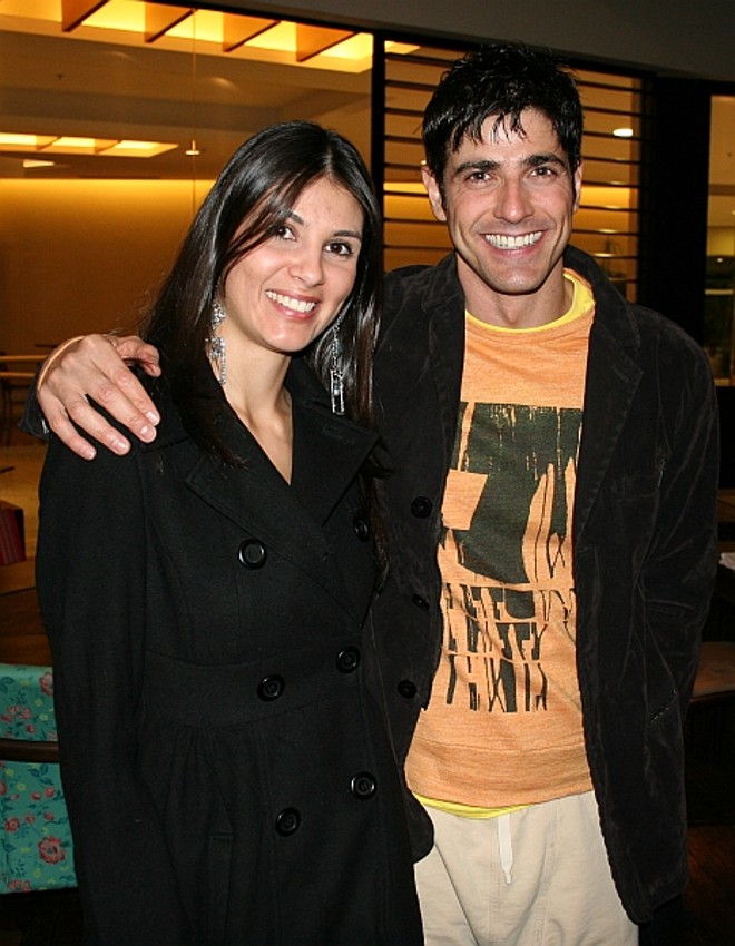 O ator Reynaldo Gianecchini, que passou o fim de semana na cidade com a peça Doce Deleite, com Thaisa Faustino, recepcionista do restaurante Mediterrâneo, no ParkShopping Barigui, onde o elenco jantou no último sábado |