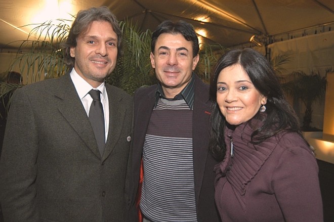 José Roberto Codato (à esq.), diretor de marketing da Alicante, com o casal Rita e Percy Tiemann, no coquetel de lançamento nacional da nova linha de mármores e granitos, importados de Israel |