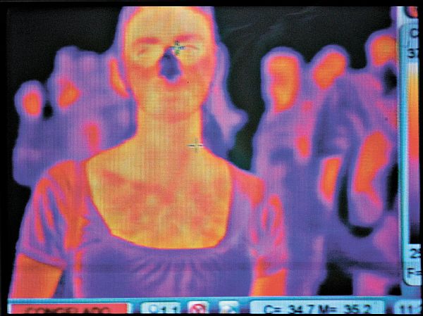 Sensor térmico em aeroporto na Guatemala indica a temperatura corporal de passageiros para detectar possíveis sinais de gripe suína | Edgard Garrido/Reuters