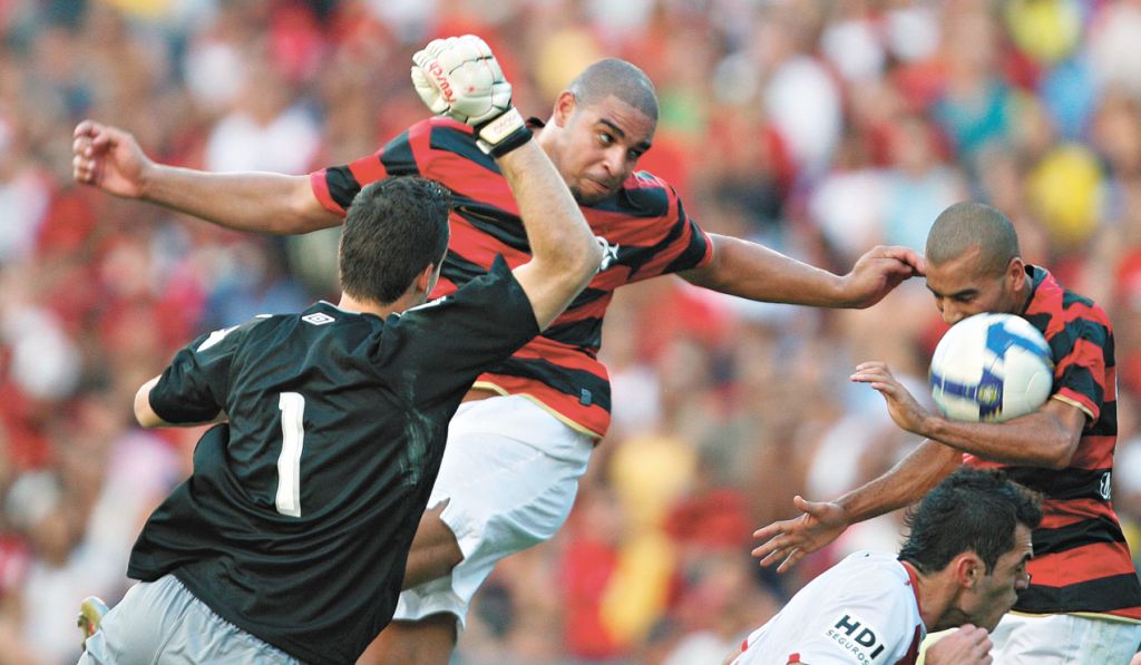 Adriano cabeceia a bola diante do goleiro atleticano Vinícius, no Maracanã: Imperador marcou o segundo gol carioca | Vanderlei Almeida/AFP