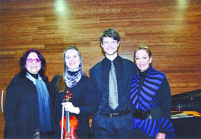 Professoras do curso Formação de Plateia no Solar do Rosário, Liana Justus e Clarice Miranda ladeiam a violinista Cristine Marquardt e o pianista Rafael Ricardo Friesen, protagonistas do emocionante concerto que marcou os 15 anos daquele curso |