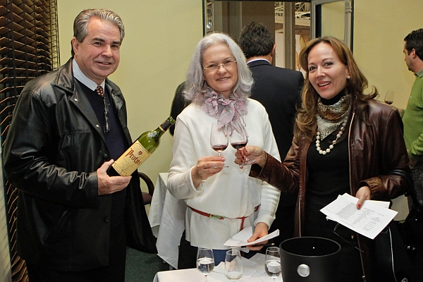 Sueli Martinez (centro) e Anauzira Carneiro, da confraria feminina do vinho, com o empresário Juan Rodríguez na degustação de vinhos espanhóis realizada terça-feira na Vino! Batel. Rodríguez veio apresentar pessoalmente os títulos de 14 vinícolas da Espanha | Naideron Jr.
