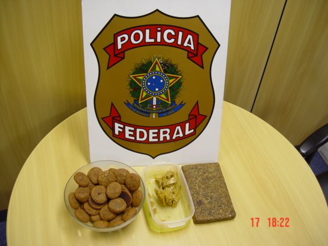 O engenheiro contou à polícia que misturava chocolate em pó para melhorar o sabor dos biscoitos | Divulgação Polícia Federal
