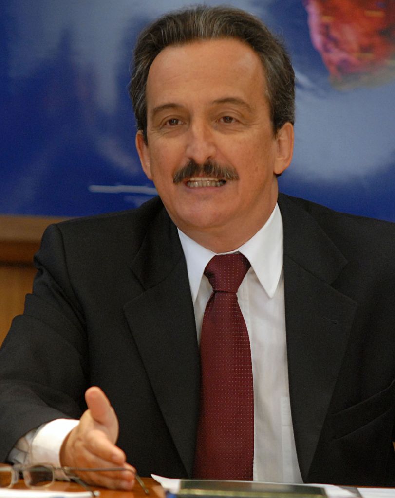 Não sei, não estou acompanhando (o escândalo dos atos secretos do Senado Federal). A gente trabalha 14 horas por dia.Luiz Dulci (PT), secretário-geral da Presidência da República, que saiu em defesa da José Sarney mesmo alegando não saber do que se trata o escândalo dos atos secretos | Antônio Cruz/ABr